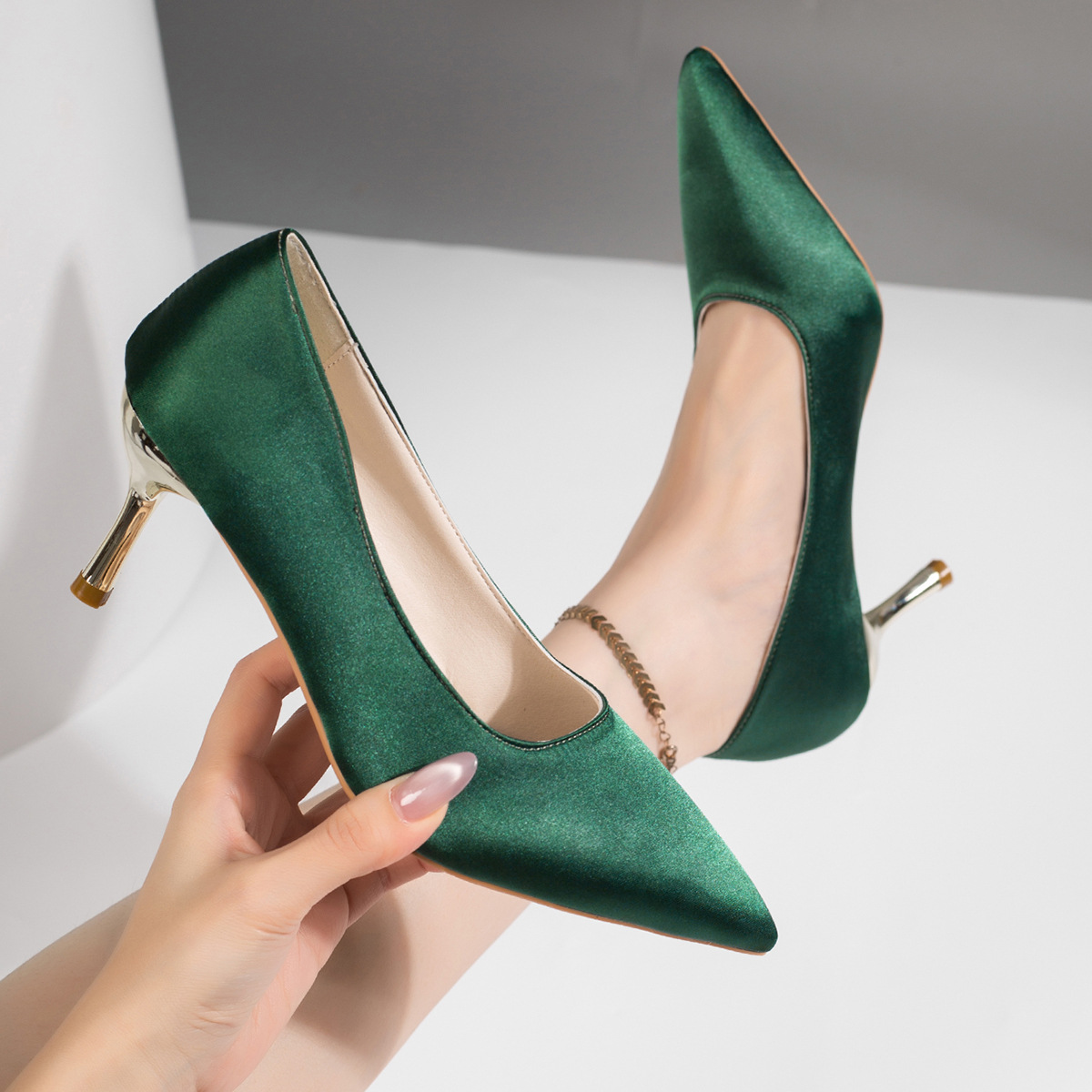 여성용 녹색 새틴 소재의 뾰족한 앞코, 메탈 장식 스틸 - Court Heel Pointed 리뷰 및 가격